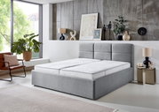 Graues Polsterbett 180x200 in modernem Schlafzimmer, seitliche Perspektive