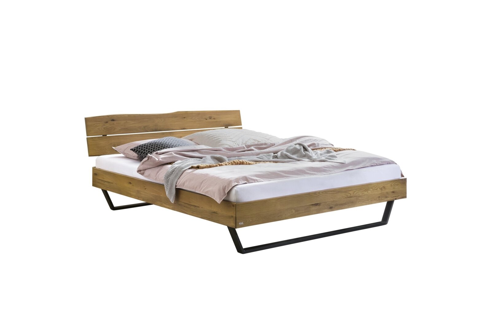 Houten bedframe met een modern ontwerp, zijaanzicht, met beddengoed in neutrale tinten.