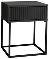 Moderne schwarze Nachtkommode mit geriffelter Front und Metallgestell, seitliche Perspektive