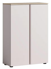 Moderner Schuhschrank mit zwei Türen, frontal abgebildet, in hellem Holzton mit schwarzem Sockel.