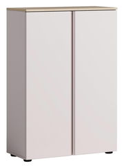 Moderner Schuhschrank mit zwei Türen, frontal abgebildet, in hellem Holzton mit schwarzem Sockel.