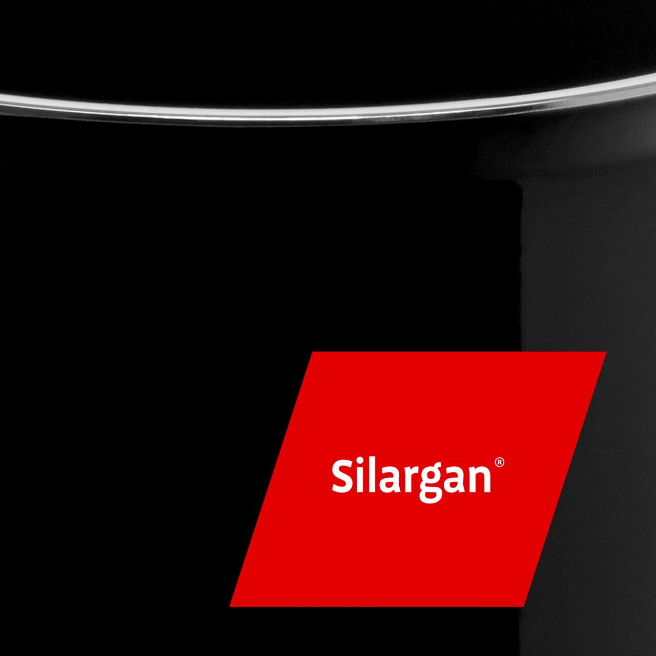 Nahaufnahme eines schwarzen Topfes mit Silargan-Logo, seitliche Perspektive