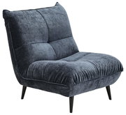 Moderne, donkerblauwe fauteuil met een zachte stoffen bekleding en zwarte, schuine poten, gezien vanaf de zijkant