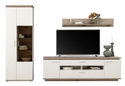 Wohnwand-Set im modernen Design mit weißer Front und Holzoptik: hohe Vitrine links, TV-Lowboard und Wandboard, frontal aus leichter Perspektive von vorn auf weißem Hintergrund