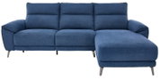 Blaues Stoff-Ecksofa mit rechter Ottomane/Longchair, gepolsterten Armlehnen und Metallfüßen, freigestellt vor weißem Hintergrund, Frontansicht leicht von links.