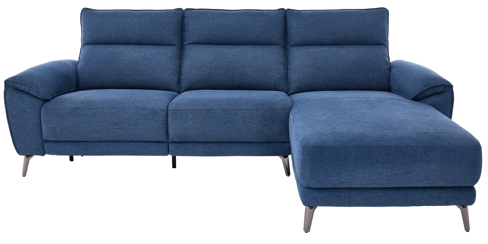 Blaues Stoff-Ecksofa mit rechter Ottomane/Longchair, gepolsterten Armlehnen und Metallfüßen, freigestellt vor weißem Hintergrund, Frontansicht leicht von links.