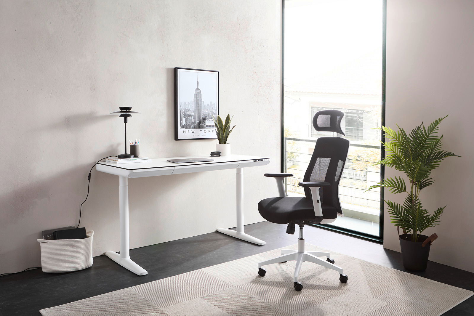 Moderner E-Schreibtisch in einem hellen Raum, seitliche Perspektive, mit ergonomischem Bürostuhl und Dekoration.