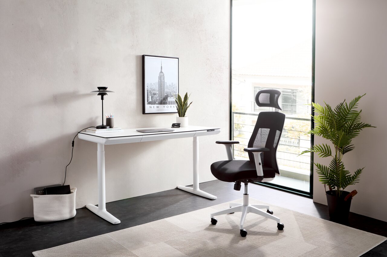 Moderner E-Schreibtisch in einem hellen Raum, seitliche Perspektive, mit ergonomischem Bürostuhl und Dekoration.