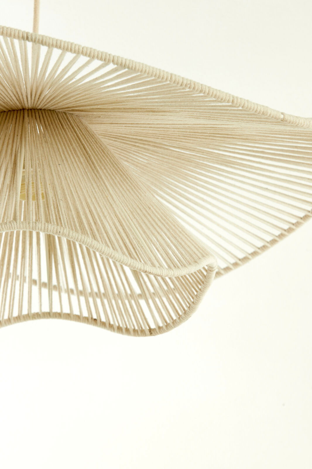 Light&Living Hängeleuchte ELCKA Nahaufnahme einer Hängeleuchte mit einem eleganten, gewellten Design aus beigem Seilmaterial, von unten betrachtet.