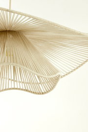 Nahaufnahme einer Hängeleuchte mit einem eleganten, gewellten Design aus beigem Seilmaterial, von unten betrachtet.