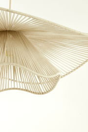 Nahaufnahme einer Hängeleuchte mit einem eleganten, gewellten Design aus beigem Seilmaterial, von unten betrachtet.