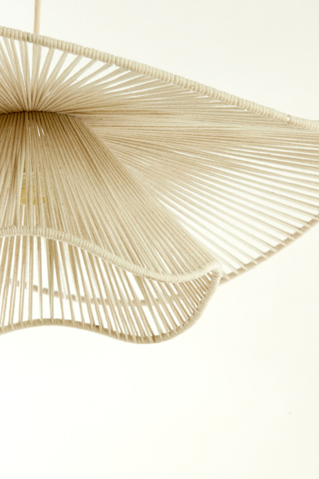 Light&Living Hängeleuchte ELCKA Nahaufnahme einer Hängeleuchte mit einem eleganten, gewellten Design aus beigem Seilmaterial, von unten betrachtet.