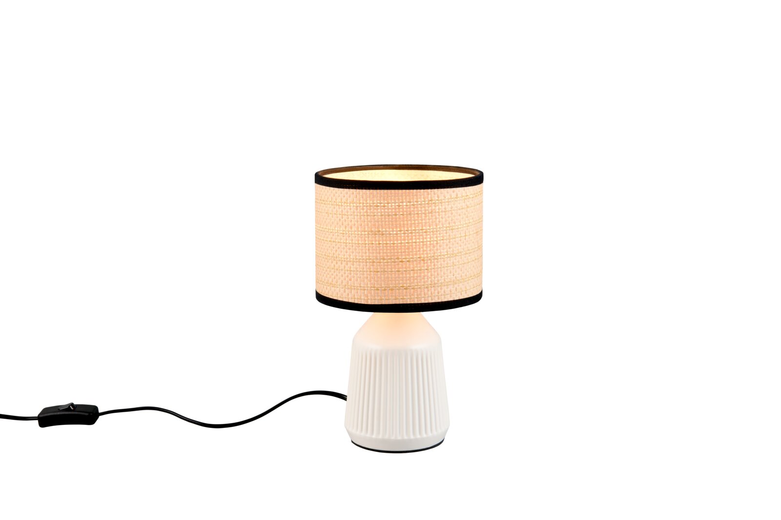 Frontansicht einer modernen Tischlampe mit beigem, gewebtem Zylinderschirm mit schwarzem Rand und weißem, geriffeltem Lampenfuß, mit schwarzem Kabel und Inline-Schalter vor weißem Hintergrund