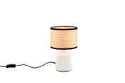 Frontansicht einer modernen Tischlampe mit beigem, gewebtem Zylinderschirm mit schwarzem Rand und weißem, geriffeltem Lampenfuß, mit schwarzem Kabel und Inline-Schalter vor weißem Hintergrund