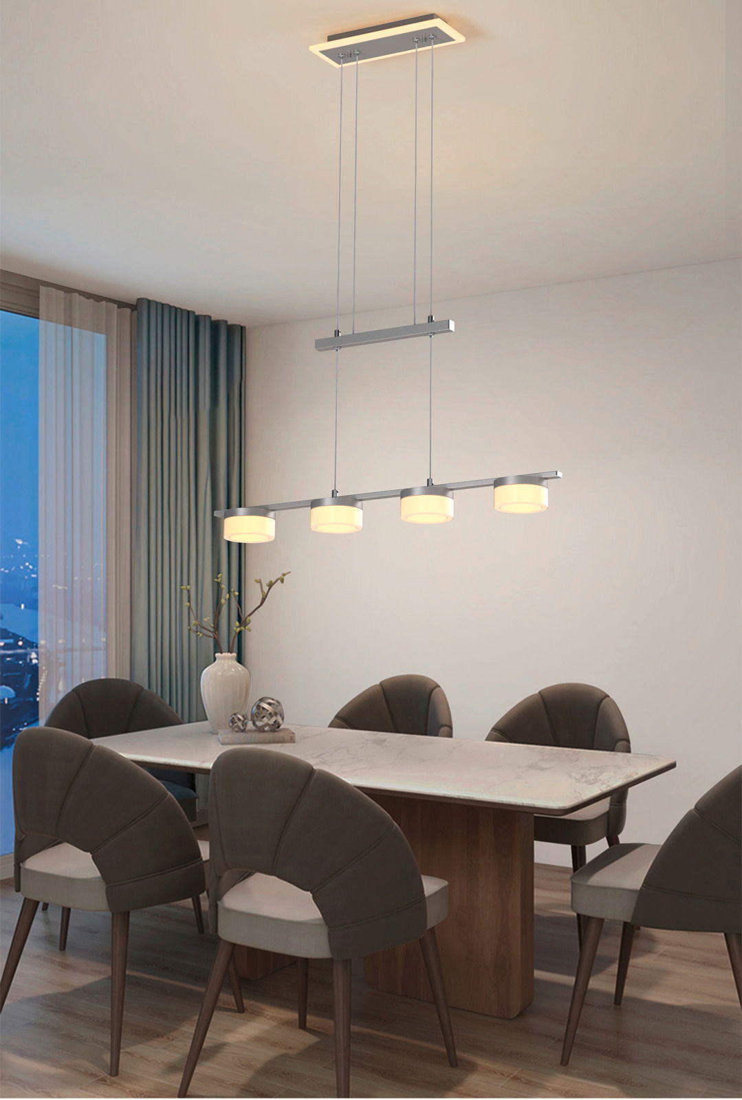 Moderne Pendelleuchte Jesse mit vier leuchtenden Lampenschirmen über einem Esstisch, seitliche Perspektive.