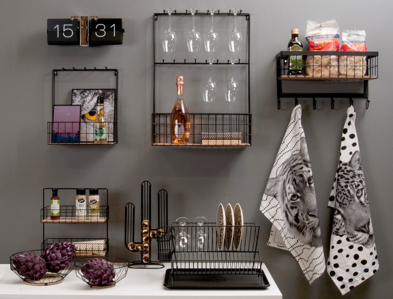 KARLSSON Wanduhr FLIP CLOCK Wandklok in flip-design van KARLSSON, zwart, zonder behuizing, bevestigd aan een grijze muur, omringd door moderne keukenplanken en decoraties.