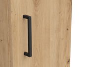 Nahaufnahme eines Mehrzweckschranks mit Holzoptik und schwarzem Griff, seitliche Perspektive