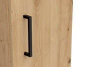 Nahaufnahme eines Mehrzweckschranks mit Holzoptik und schwarzem Griff, seitliche Perspektive