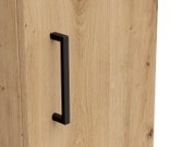 Nahaufnahme eines Mehrzweckschranks mit Holzoptik und schwarzem Griff, seitliche Perspektive