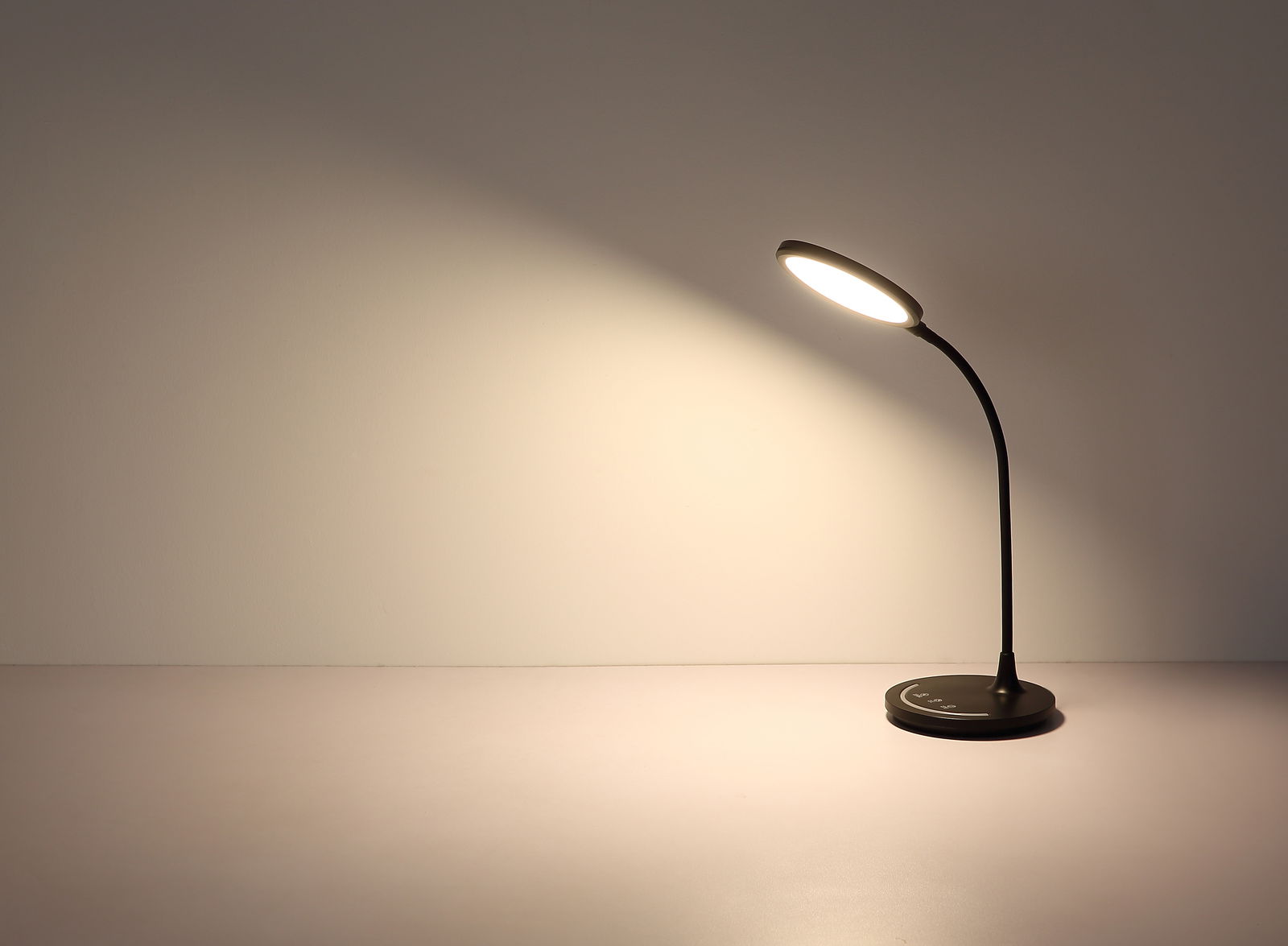 Moderne Tischleuchte mit flexiblem Hals und rundem Leuchtkopf, seitliche Perspektive
