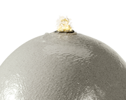 Nahaufnahme einer grauen, kugelförmigen Brunnenoberfläche aus recyceltem Kunststoff mit sprudelndem Wasser an der Spitze.