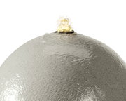 Nahaufnahme einer grauen, kugelförmigen Brunnenoberfläche aus recyceltem Kunststoff mit sprudelndem Wasser an der Spitze.