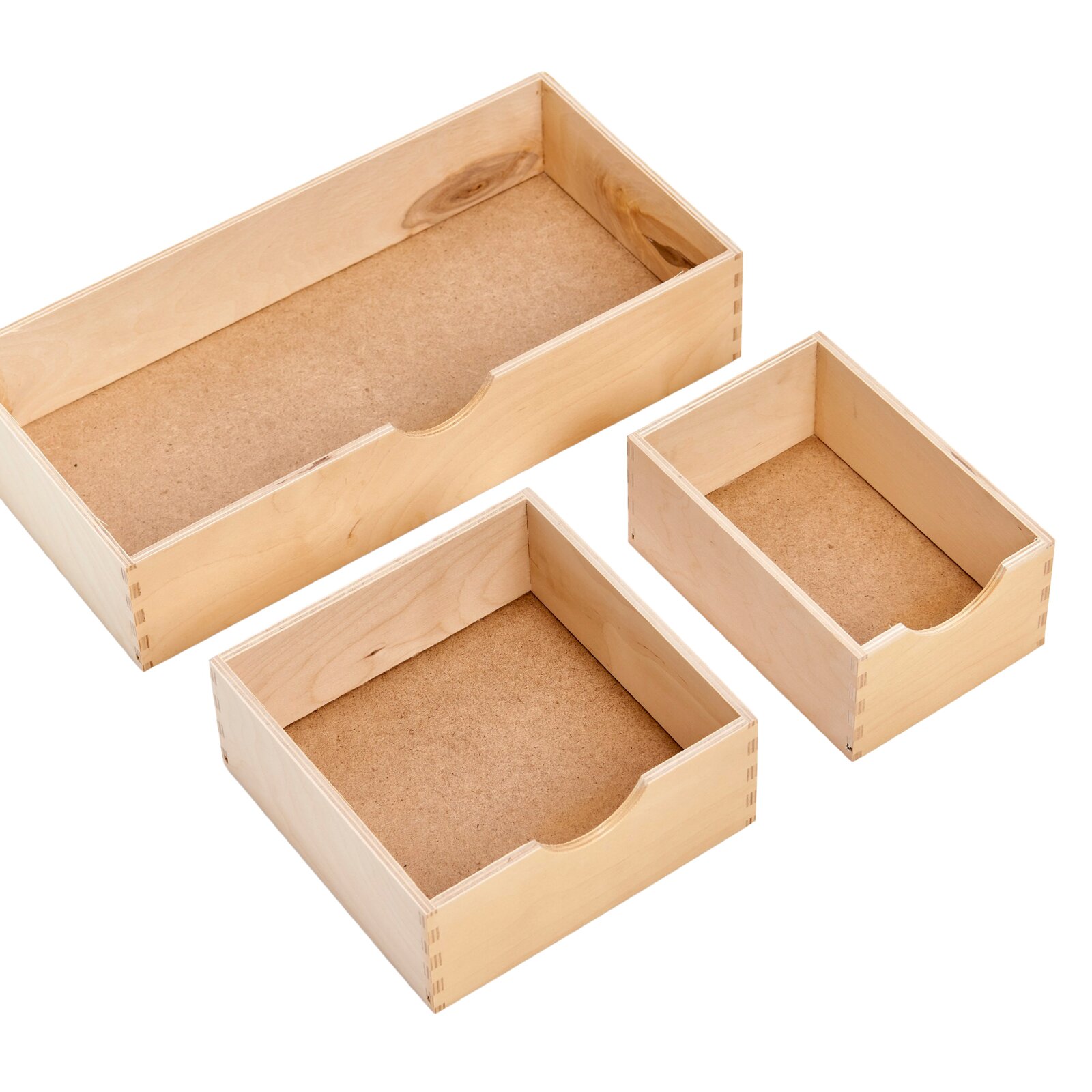 Drei Holzschubladen in verschiedenen Größen, von oben betrachtet, mit Aussparungen zum einfachen Herausziehen.