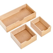 Drei Holzschubladen in verschiedenen Größen, von oben betrachtet, mit Aussparungen zum einfachen Herausziehen.