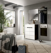 Modernes Garderoben-Set im Flur mit weiß-schwarzem Schuhschrank, Spiegel und Wandgarderobe mit Hutablage und Haken, frontal in leichter Seitenperspektive fotografiert