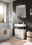 Moderne Badkombination mit Waschbecken, Spiegelschrank und Dusche, seitliche Perspektive