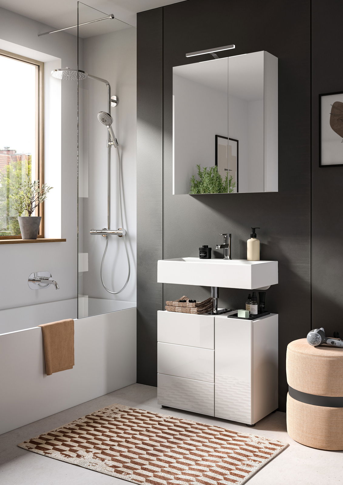 Moderne Badkombination mit Waschbecken, Spiegelschrank und Dusche, seitliche Perspektive