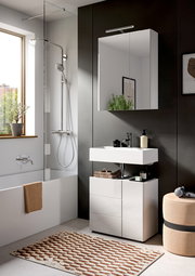 Moderne Badkombination mit Waschbecken, Spiegelschrank und Dusche, seitliche Perspektive