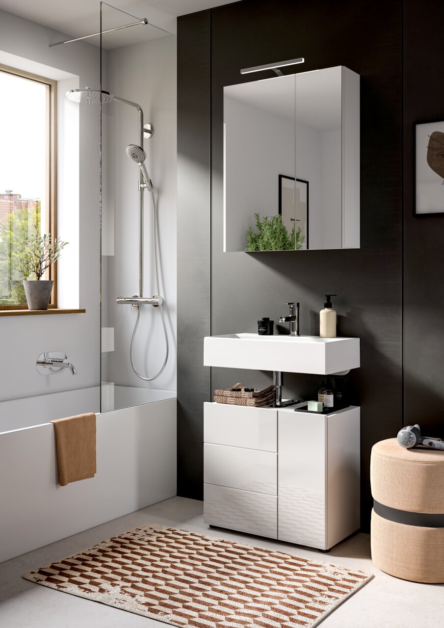 Moderne Badkombination mit Waschbecken, Spiegelschrank und Dusche, seitliche Perspektive