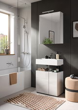 Moderne Badkombination mit Waschbecken, Spiegelschrank und Dusche, seitliche Perspektive