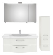 Badezimmermöbel-Set bestehend aus einem großen Spiegelschrank mit Beleuchtung, einem Waschbeckenunterschrank mit zwei Schubladen und einem hohen Seitenschrank, frontal abgebildet.