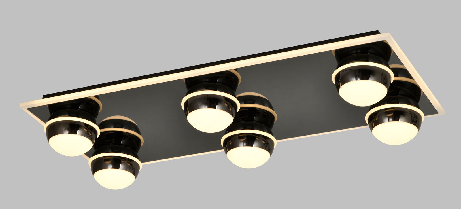 Moderne LED-Deckenleuchte mit sechs kugelförmigen Leuchten auf einer rechteckigen Platte, seitliche Perspektive