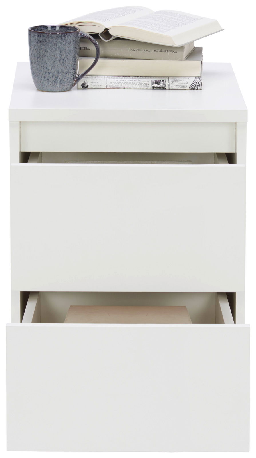 Weiße Nachtkommode mit zwei offenen Schubladen, darauf Bücher und eine Tasse, Frontalansicht