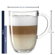 Latte Macchiato Tasse mit Henkel, gefüllt mit geschichtetem Kaffee und Milchschaum, seitliche Ansicht