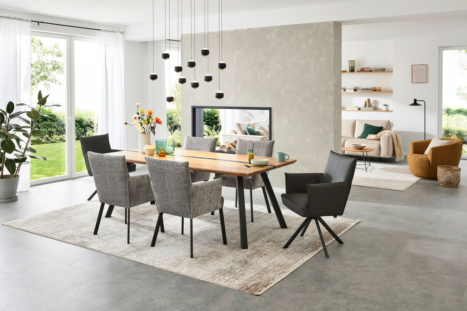 Musterring Armlehnstuhl MR NILAN Esszimmer mit großem Holztisch und sechs Armlehnstühlen, moderne Einrichtung, seitliche Perspektive