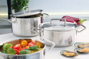 Topfset Brigade Premium 4-tlg. aus Edelstahl, in einer modernen Küche präsentiert, mit frischen Zutaten und Muscheln im Vordergrund, seitliche Perspektive