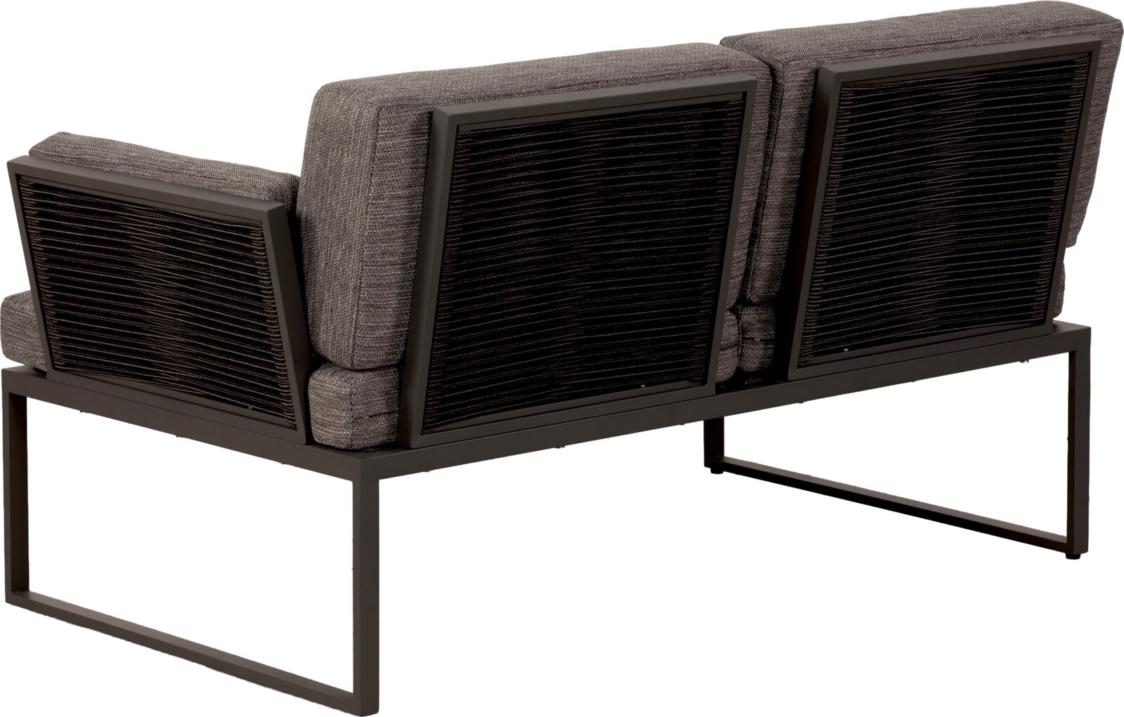 Rückansicht in leichter Seitenperspektive: modernes Outdoor-Loungesofa mit schwarzem Metallgestell, geflochtenen Rückenlehnen und grauen Polstern auf weißem Hintergrund
