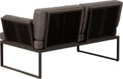 Rückansicht in leichter Seitenperspektive: modernes Outdoor-Loungesofa mit schwarzem Metallgestell, geflochtenen Rückenlehnen und grauen Polstern auf weißem Hintergrund
