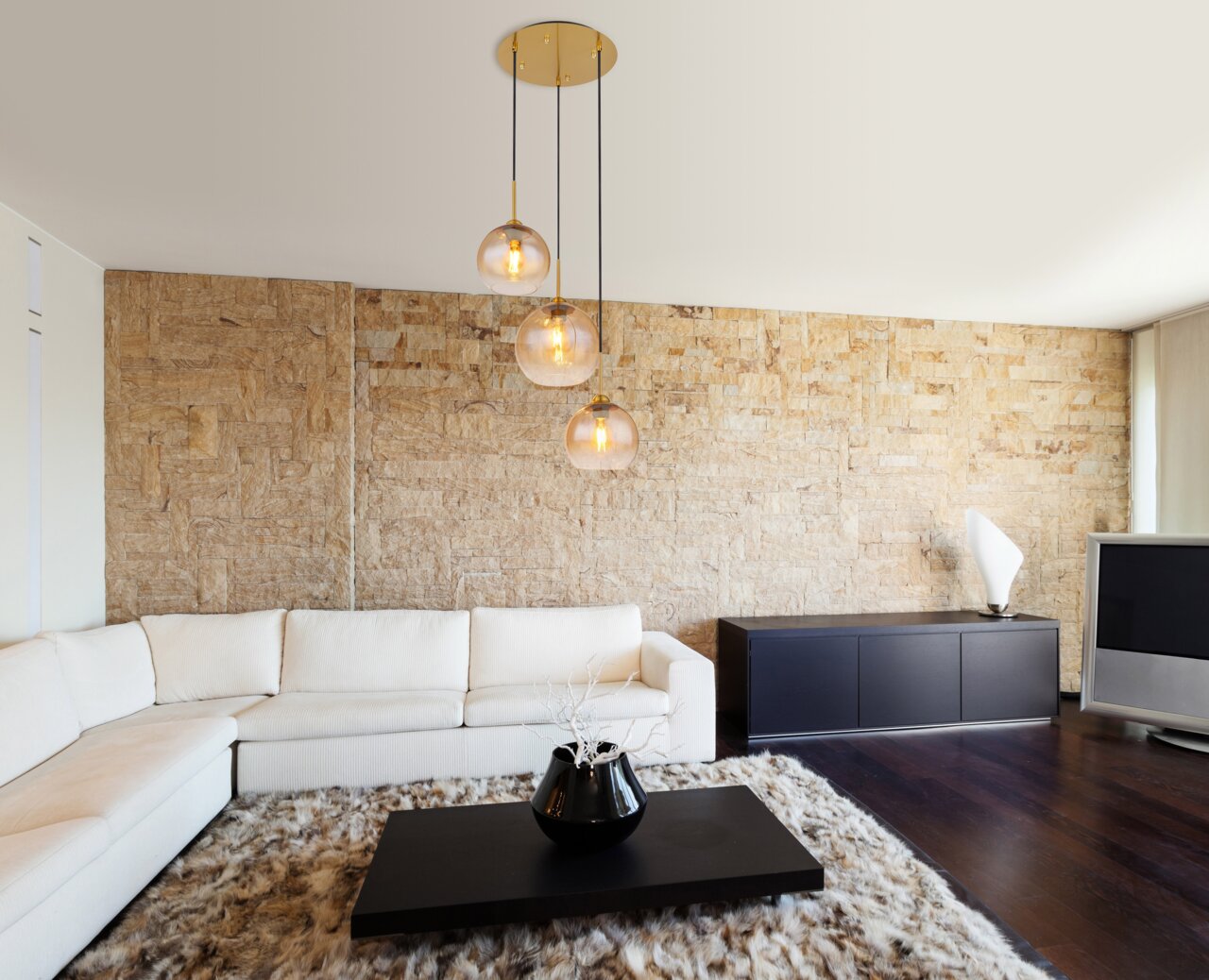 Moderne Hängeleuchte mit drei Glaskugeln in einem stilvollen Wohnzimmer, seitliche Perspektive