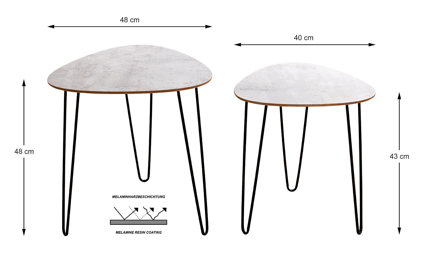 Zwei dreieckige Beistelltische im Set mit hellgrauer, melaminharzbeschichteter Tischplatte in Betonoptik und schwarzen Hairpin-Metallbeinen; Maße links ca. 48×48 cm, rechts ca. 40×43 cm; Perspektive: frontale leicht erhöhte Ansicht.