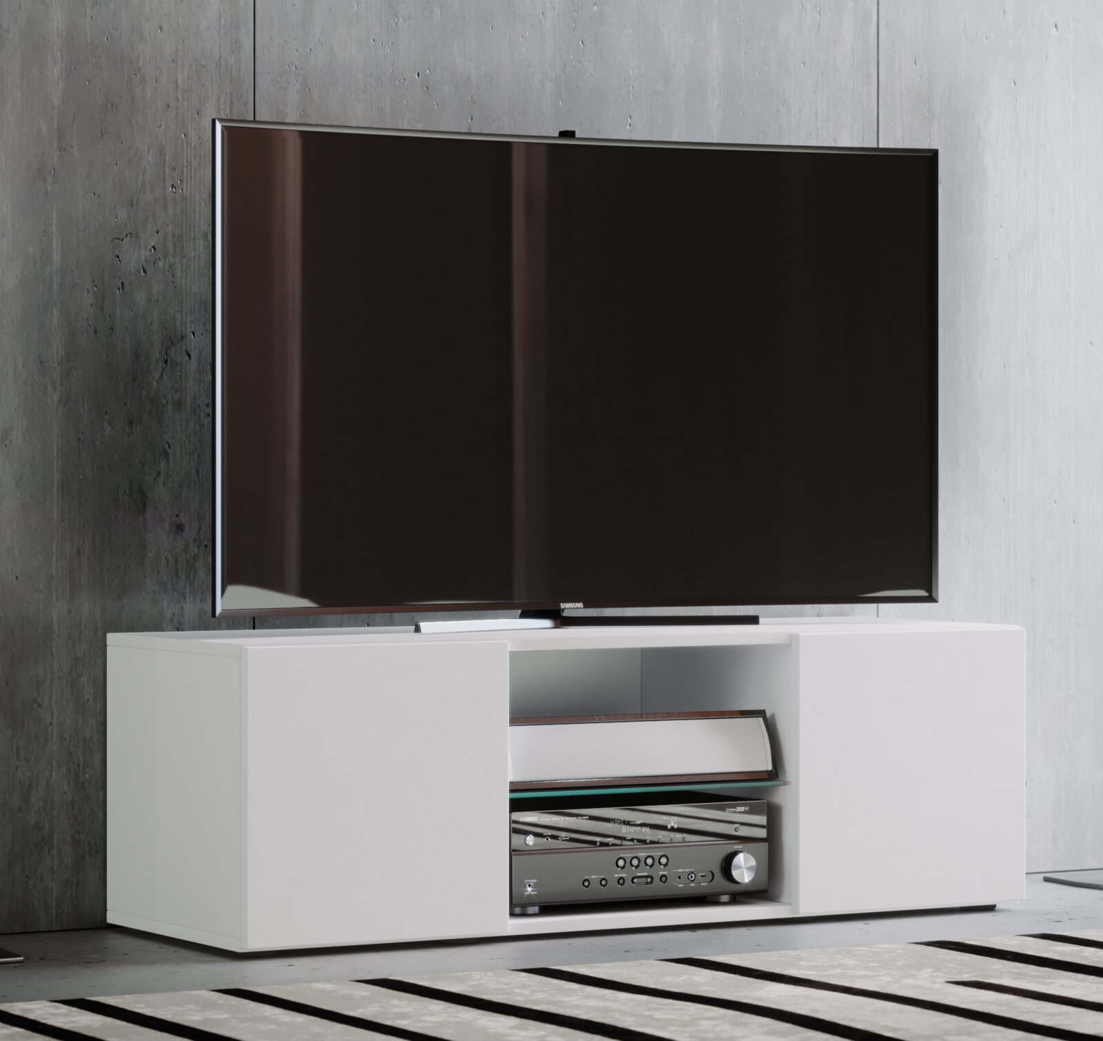 Weißes, modernes TV-Lowboard mit zwei geschlossenen Fächern und offenem Mittelteil mit HiFi-Gerät; darauf ein großer Flachbildfernseher, frontal aus leicht niedriger Perspektive aufgenommen.
