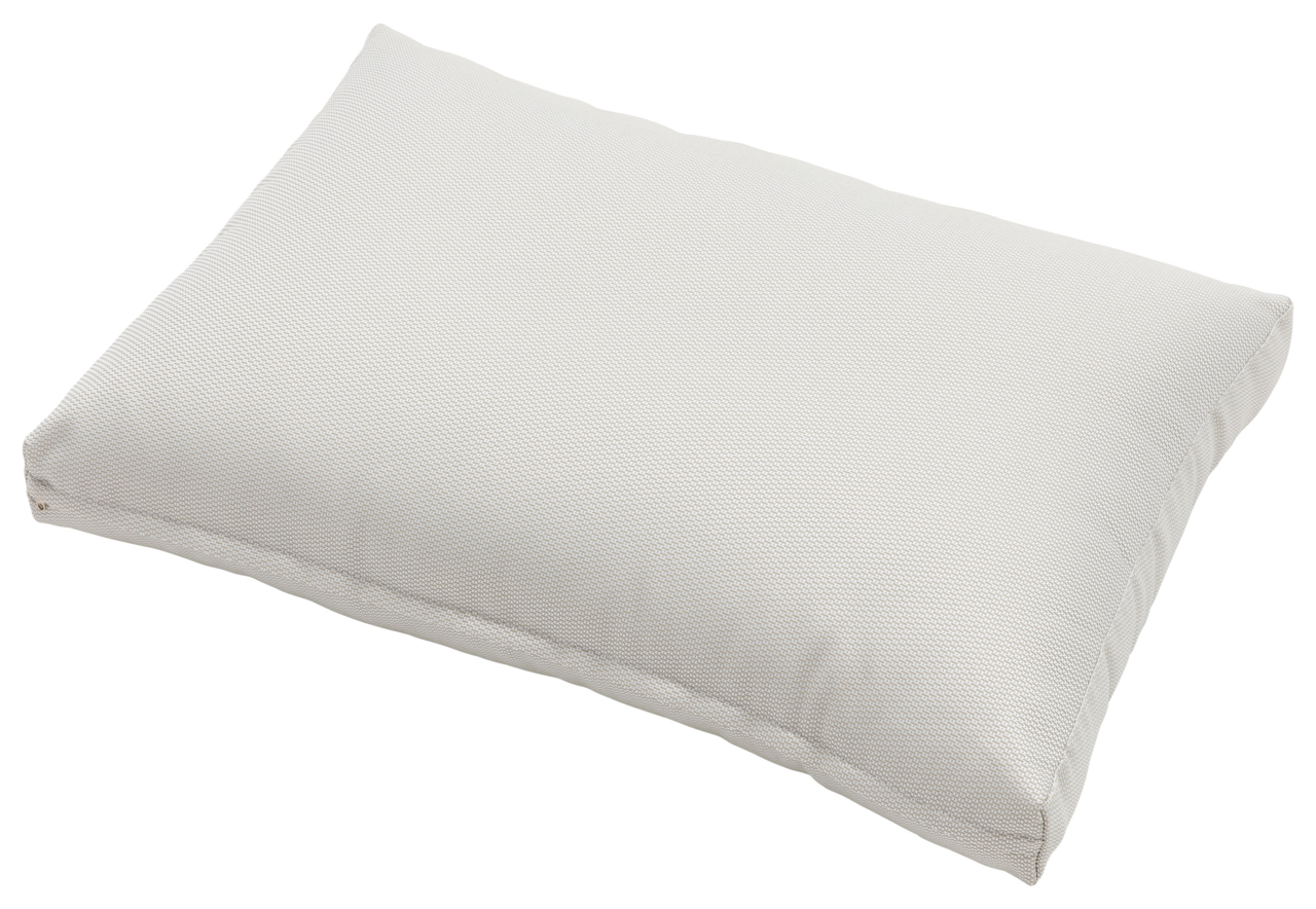 Beiges rechteckiges Kissen in Nahaufnahme, leicht von der Seite betrachtet.