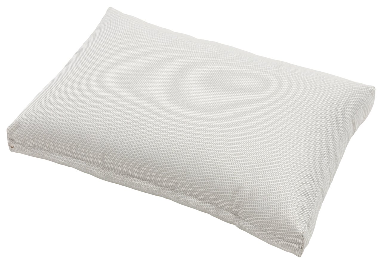 Beiges rechteckiges Kissen in Nahaufnahme, leicht von der Seite betrachtet.