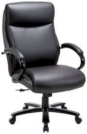 Schwarzer Chefsessel aus Leder mit Armlehnen und Rollen, seitliche Perspektive