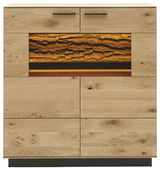 Frontansicht eines modernen Highboards aus Holz mit dekorativer Beleuchtung und natürlicher Holzmaserung.