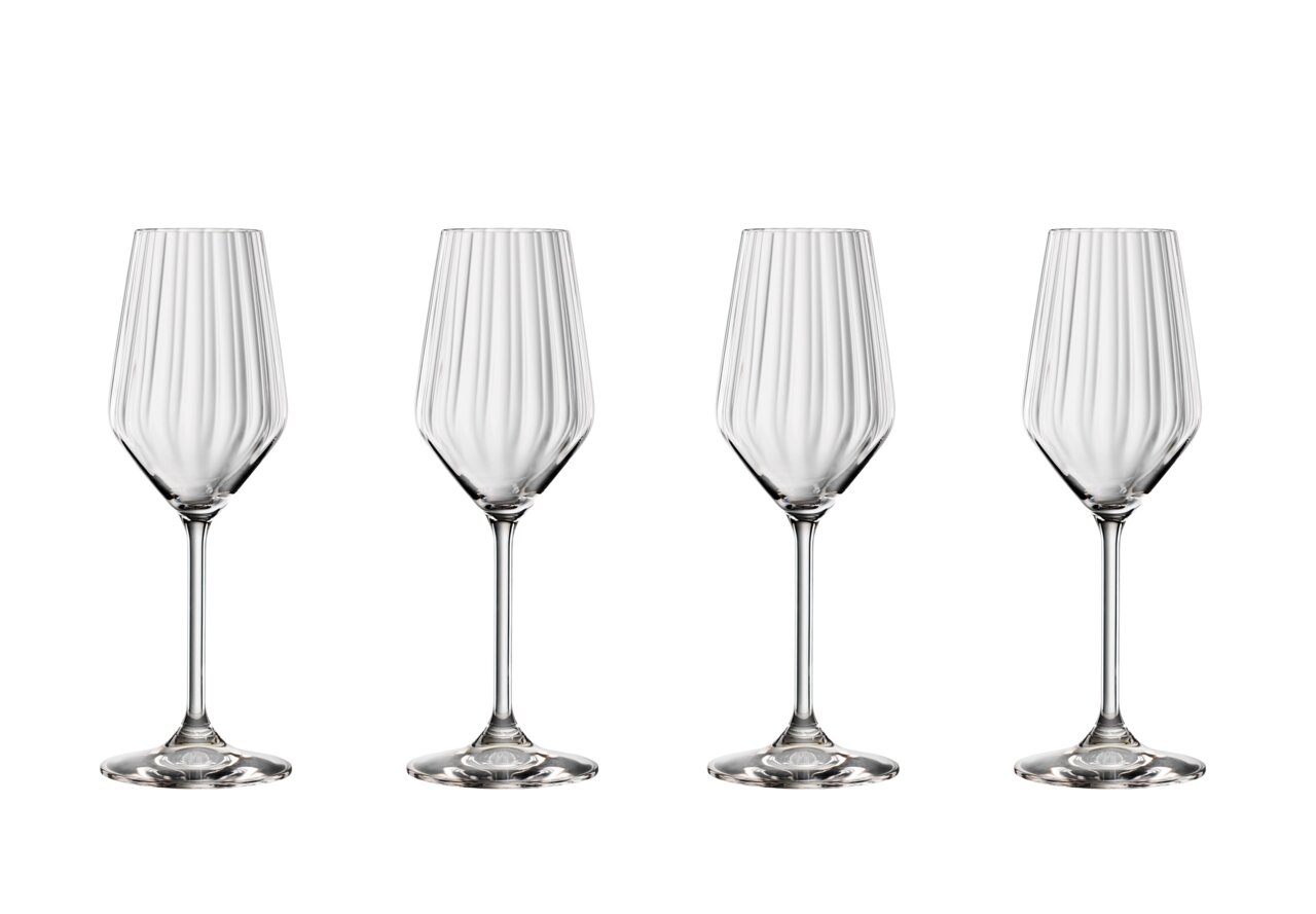 Vier elegante champagneglazen met een geribbeld ontwerp, van voren afgebeeld.